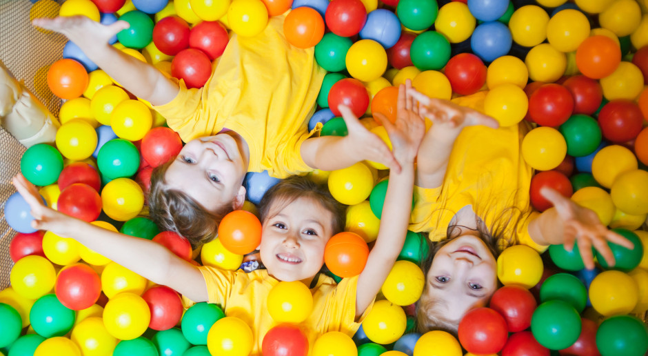 Tanie ubranka dziecięce z ołowiem. Eksperci: najgorsze te intensywnie kolorowe