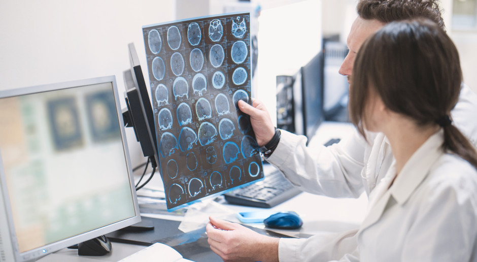 Choroba Alzheimera: są nowe terapie, ale system nie nadąża za postępem. "Chodzi o to, aby takich pacjentów znaleźć"