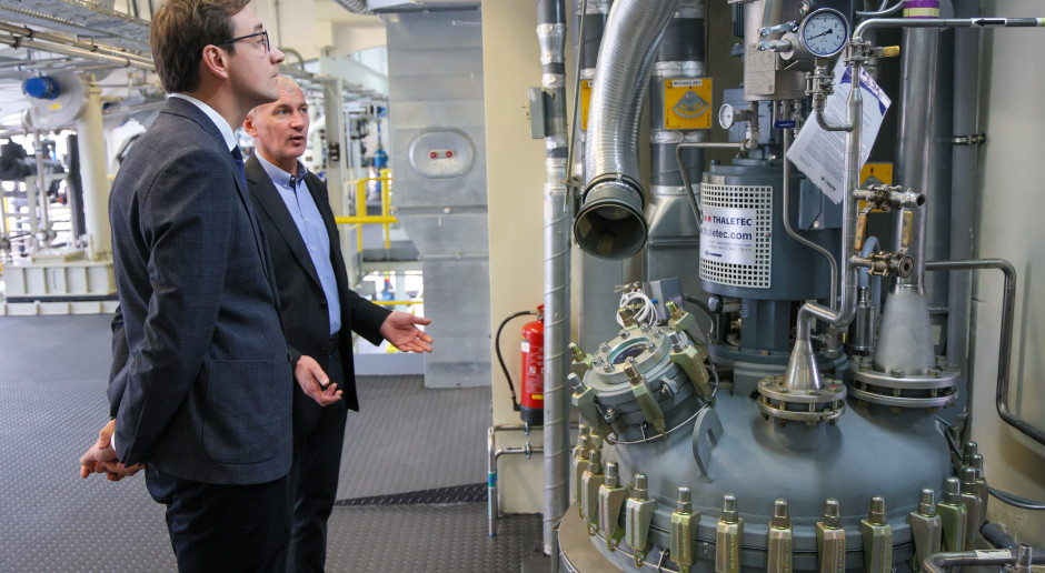 Bezpieczeństwo lekowe: Warszawa uruchamia centrum produkcji substancji czynnych (API)