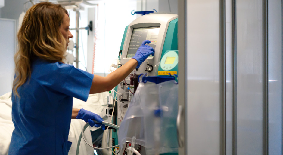 Brakuje pielęgniarek. Stacje dializ ratują się w inny sposób