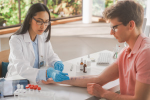 Dostęp do leczenia biologicznego w alergologii poprawił się, ale potrzebna większa elastyczność programów