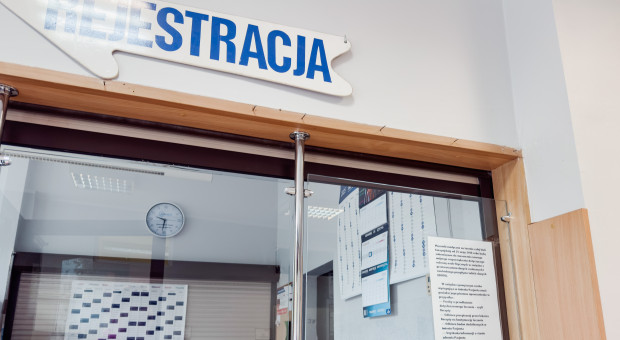 Nożyce na pensje medyków. Bez ustawy, a rozporządzeniami i zarządzeniami