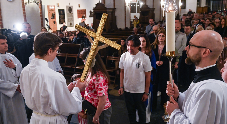 Wolne w Wielki Piątek. Posłowie zabrali głos, a ministerstwo: wolne wszystkie piątki