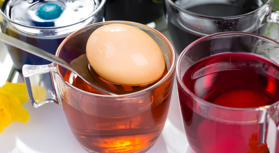 Kontrowersyjne barwniki do jajek wielkanocnych. Szczególnie groźne dla dzieci