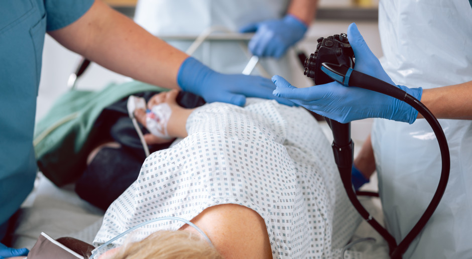 Cięcia w diagnostyce: tysiące Polaków utkną w kolejkach. Nowotwór poczeka?