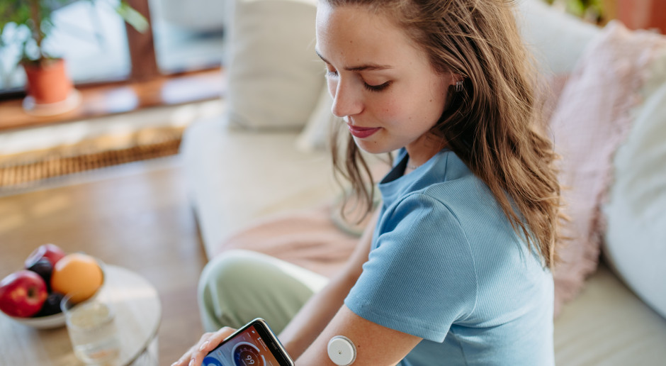 Nowe badanie: Stały pomiar poziomu cukru daje lepszą kontrolę choroby niż punktowe badania z palca