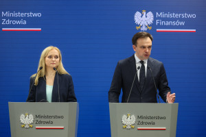 Ministrowie komentują wyrok ws. szczepionek przeciw COVID-19. "Mnie po ludzku szlag trafia"