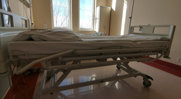 250 mln zł długu i 90 tys. zł straty dziennie. "60 komorników zerka codziennie na konto placówki"