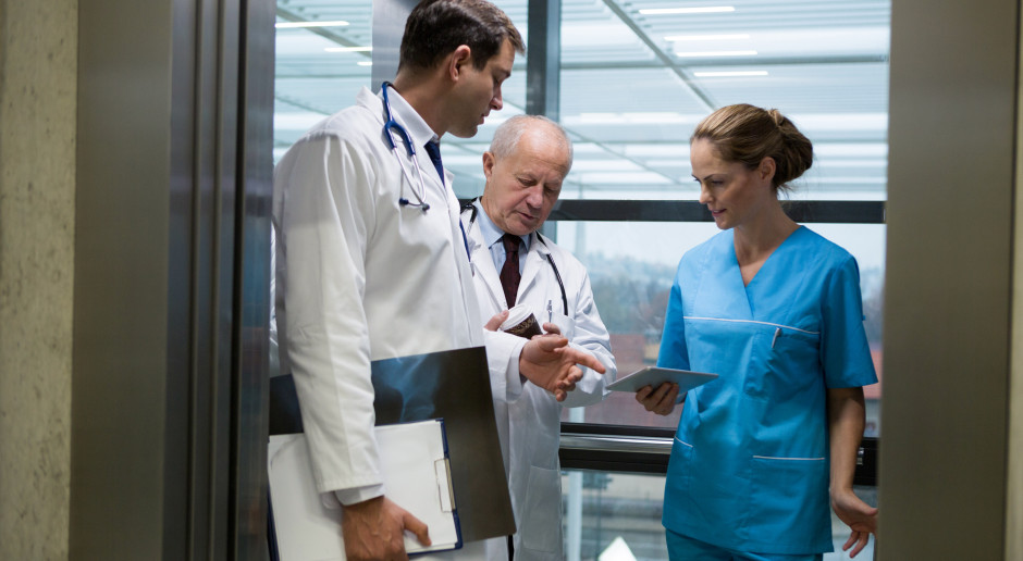 92 proc. lekarzy zadowolonych z życia. Ale z jednym mają duży problem