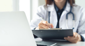 Papier wciąż wygrywa z cyfryzacją. Szpitale zmagają się z barierą mentalną