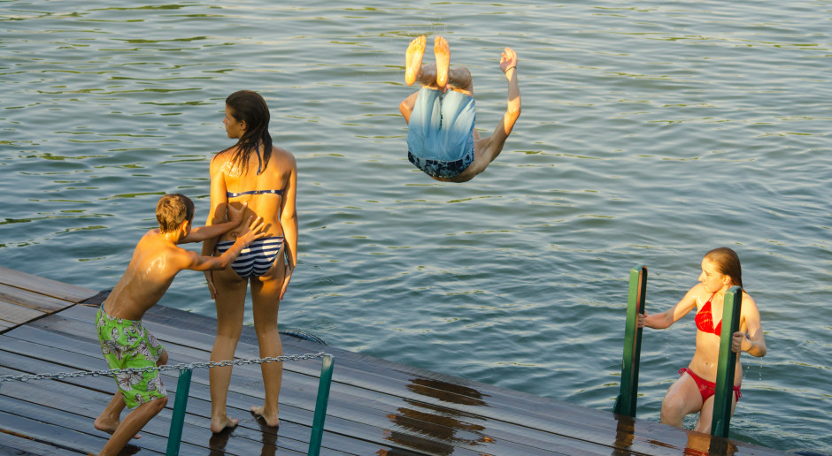 Nowe zasady kąpieli na koloniach: więcej kontroli i obowiązków. MEN stawia na bezpieczeństwo