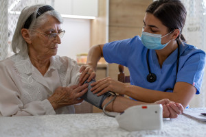 Zespoły wyjazdowe przy POZ? Ministerstwo: to dublowanie systemu