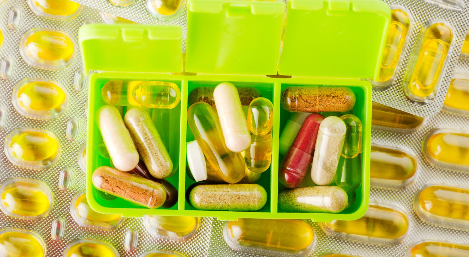 Piorunująco wykańcza nerki. Witamina, której nie wolno przedawkować