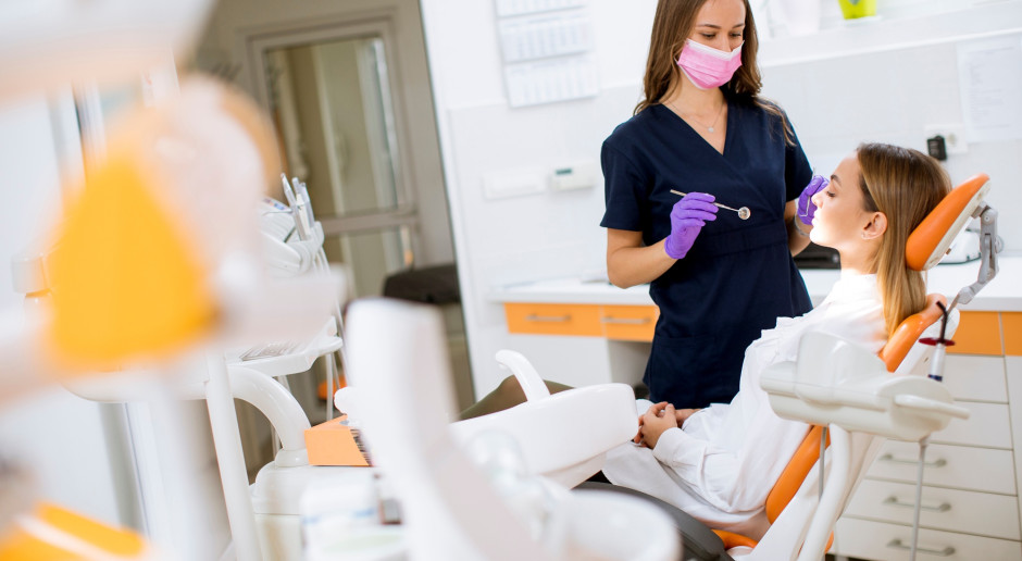 Darmowy dentysta w przychodni rodzinnej? Ministerstwo Zdrowia o podwójnym finansowaniu