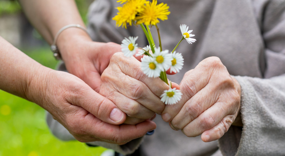 Opieka nad osobami z chorobami otępiennymi. Z tym borykają się bliscy