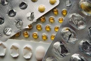 Popularna witamina. Eksperci alarmują: zakazana w połączeniu z kawą