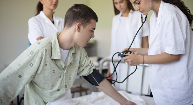 Uczelnie robią biznes, ministerstwo szykuje zmiany. Kształcenie pielęgniarek na cenzurowanym