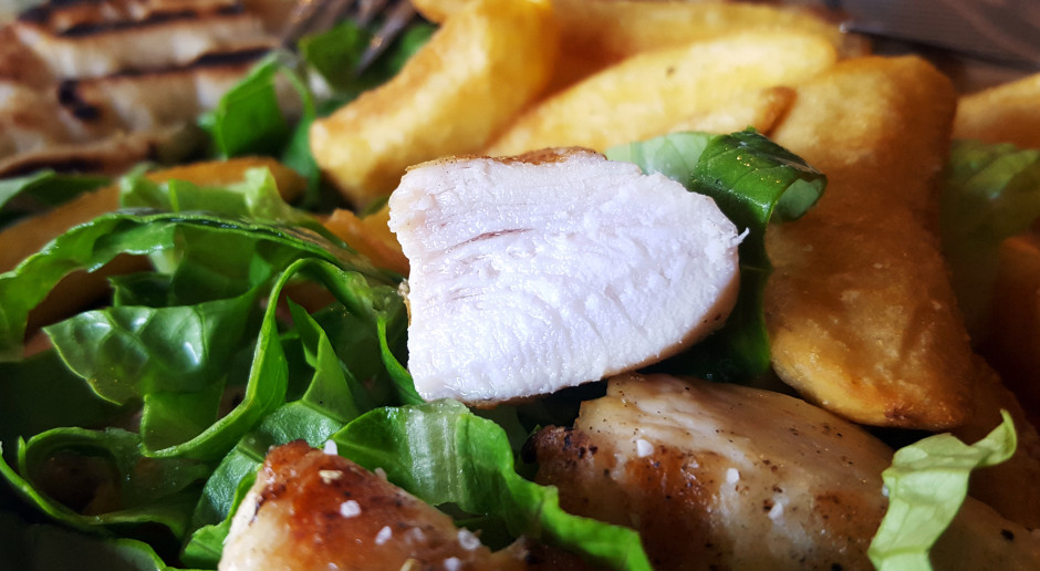 Zjedz 2 godziny przed snem. Brzuch będzie płaski jak deska