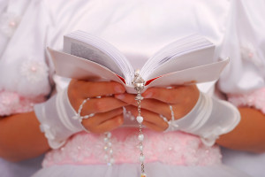 Komunia 2026: kwoty robią wrażenie. Tyle dają rodzice chrzestni