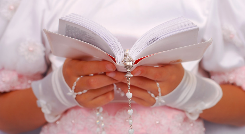 Komunia 2026: kwoty robią wrażenie. Tyle dają rodzice chrzestni