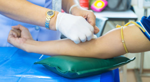 Leczenie HCV i HIV dla wybranych grup również bez ubezpieczenia. Rząd przyjął projekt