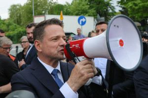 Trzaskowski idzie na zwarcie z "niezależnymi" lekarzami. Sprawa w sądzie, mamy komentarze