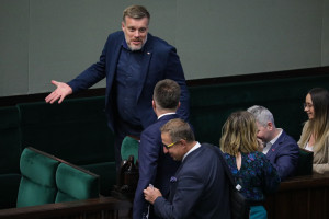 "Głodzenie szpitali, kominy płacowe". Zandberg zapowiada, że zagłosuje za wnioskiem PiS
