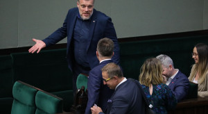 "Głodzenie szpitali, kominy płacowe". Zandberg zapowiada, że zagłosuje za wnioskiem PiS