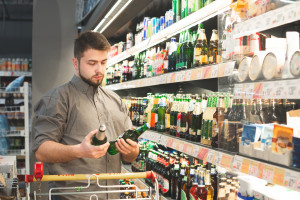 Alkohol traci rozpęd. Co czwarty Polak nie kupuje go nawet na święta