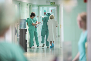 Szlaban, rozmowa i 20 procent zadań. Tak szpitale poprawiają efektywność bez wielkich pieniędzy
