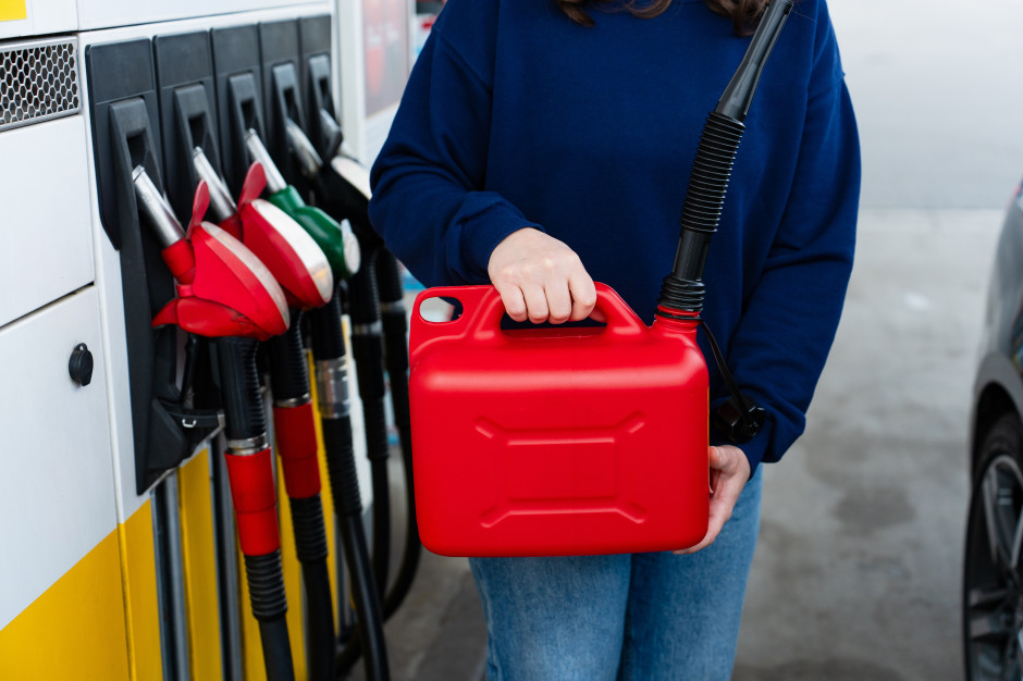 Alarmują: trzeba gromadzić benzynę i pieniędze. Europa zmienia podejście