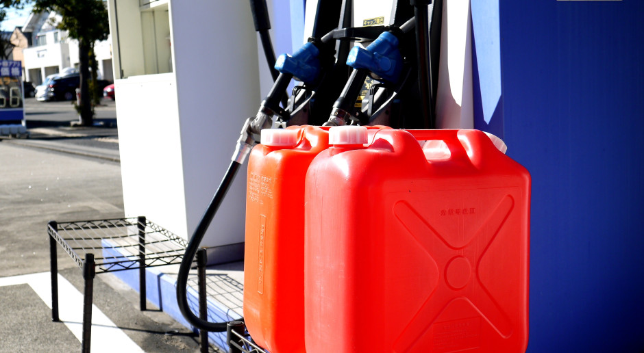 Każą robić zapasy paliwa i gotówki. Niepokojący alarm