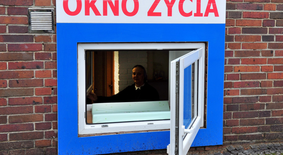 1,5-roczny chłopiec w oknie życia. Miał przy sobie karteczkę