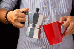 Tak kawa wpływa na emocje. Badacze: efekt choćby bez kofeiny