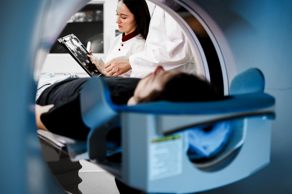 Pacjenci tracą miesiące. Ekspert alarmuje: Wiele osób nie jest leczonych optymalnie