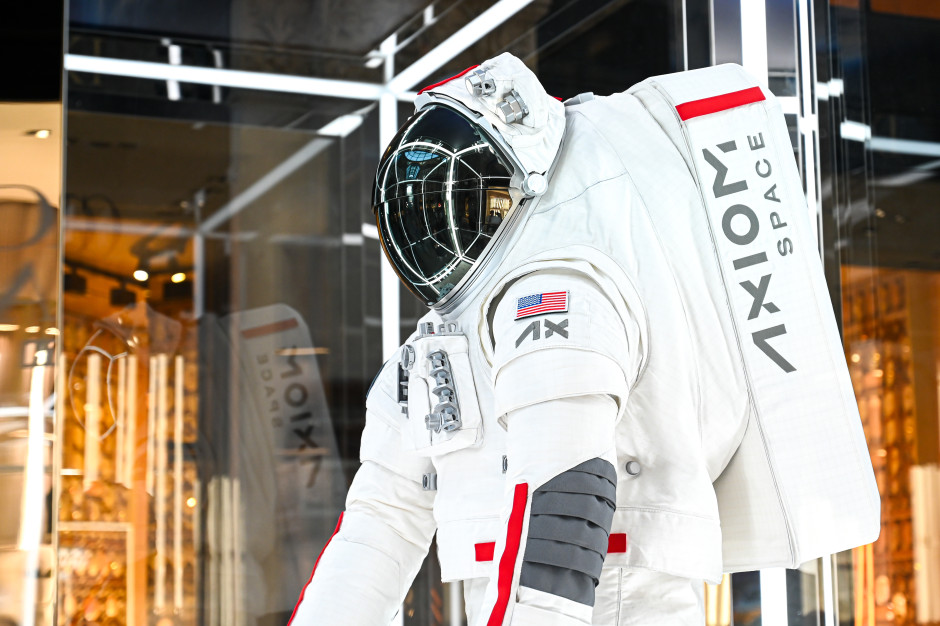 Astronauci bombardowani promieniami kosmicznymi. Efekt: uszkodzenia DNA, zaćma, rak