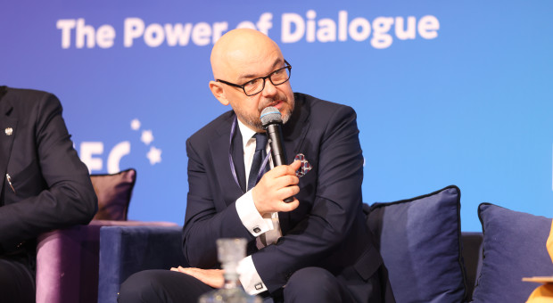 Obniżki w operacji zaćmy. Prezes NFZ o szczegółach