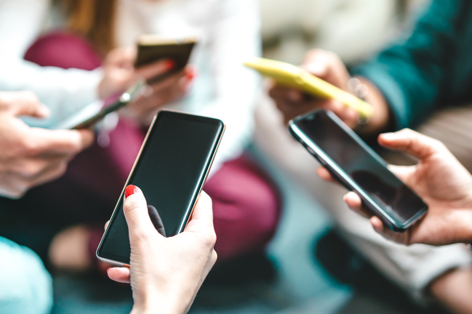 Mity o dezinformacji i "paradoks spiskowy". Największe znaczenie ma światopogląd