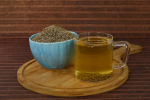 Wystarczy jedna łyżeczka przed posiłkiem. Zapomniany sposób na wzdęcia