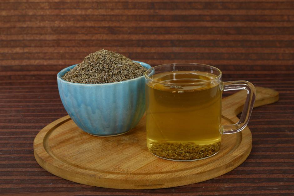 Wystarczy jedna łyżeczka przed posiłkiem. Zapomniany sposób na wzdęcia