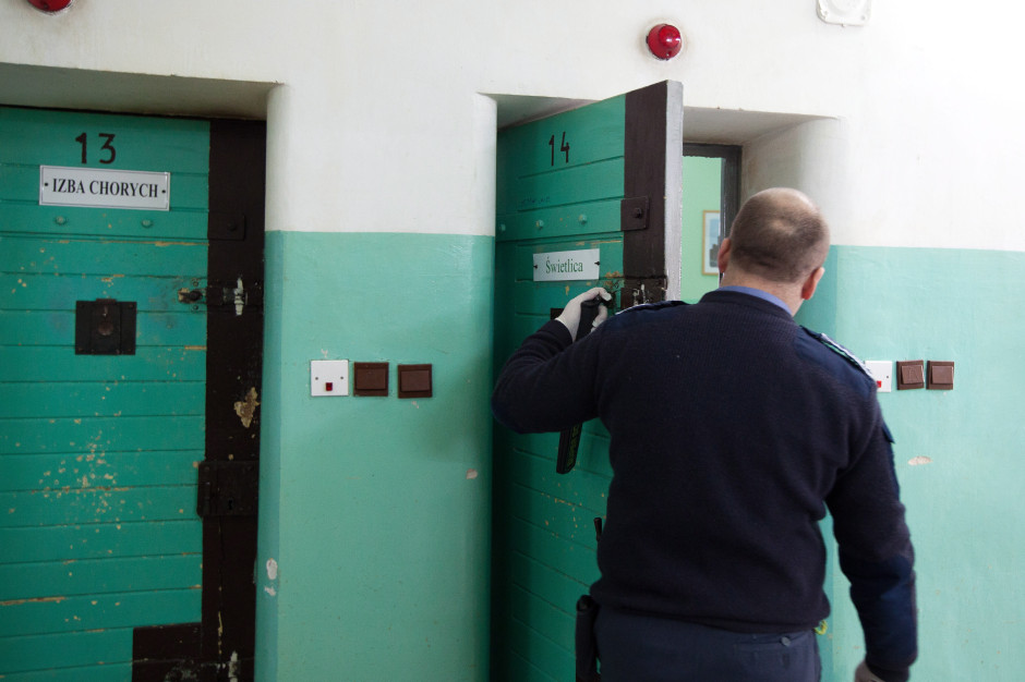 Lepszy dostęp do leczenia dla więźniów i nieubezpieczonych. Kto za to zapłaci?