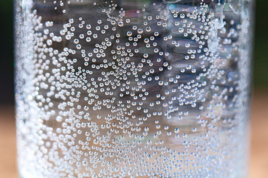 Kardiolog bije na alarm: gorszy niż alkohol. Polacy piją bez umiaru