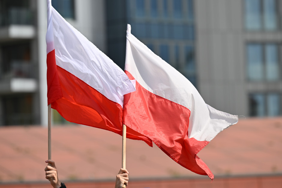 Wywieszasz flagę? Obowiązuje zasada 5:8. Wielu Polaków popełnia błąd