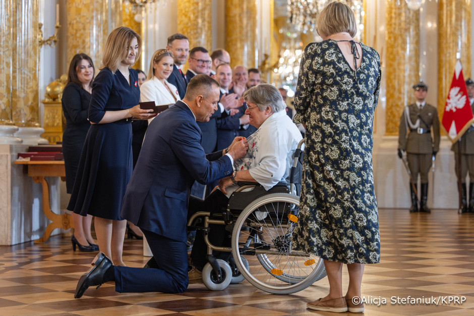 Prezydent Nawrocki ukląkł przed polską lekarką. Pomaga tym, których traktowano jak "wyrzutków"