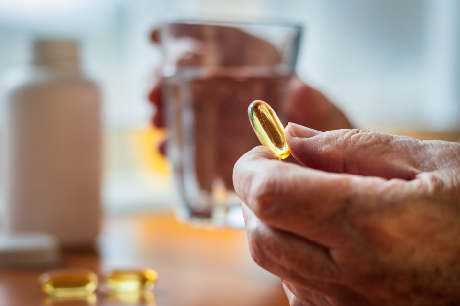 Popularny suplement ma ukryte działanie. Badacze: seniorzy szczególnie narażeni