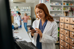Farmaceuci z cyfrowym dokumentem w mObywatelu. Jest oficjalna data wdrożenia
