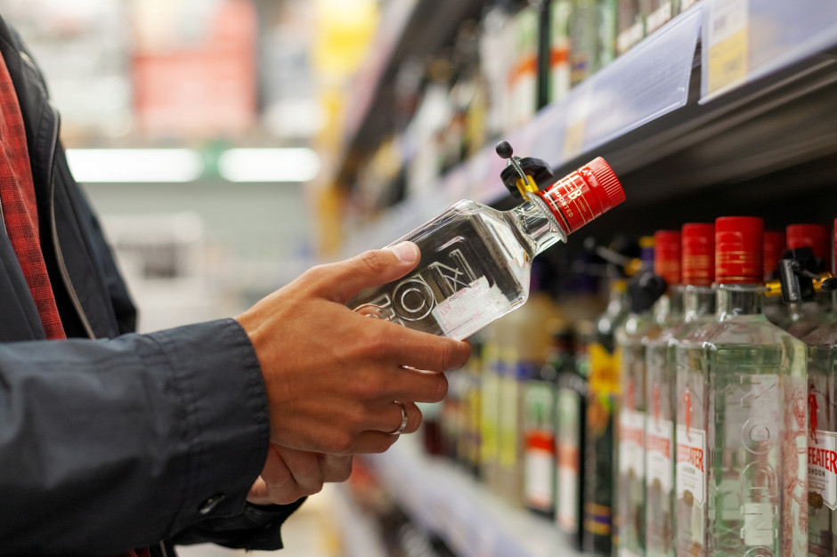 Minimalna cena na alkohol ograniczyłaby spożycie. Senatorowie poczekają na ruch Ministra Finansów