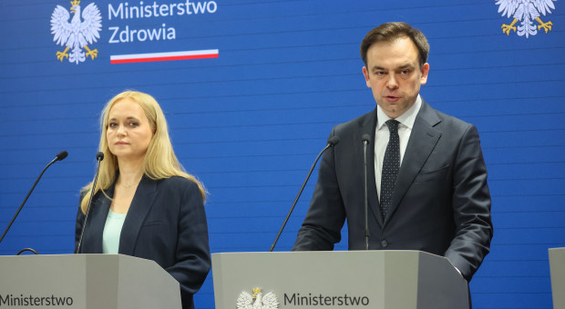 Ile i w jaki sposób ministerstwo zapłaci za podwyżki medyków? Kluczowe dane z poślizgiem