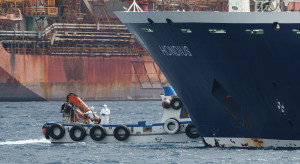 Plan ewakuacji pasażerów pokrzyżowała pogoda. MV Hondius, na którym wykryto ognisko hentawirusa, musiał zacumować