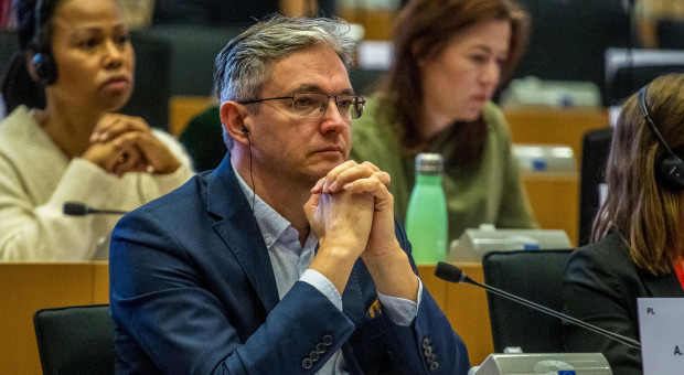 Jasny przekaz polityczny: kupuj europejskie. UE zmienia zasady gry dla leków krytycznych